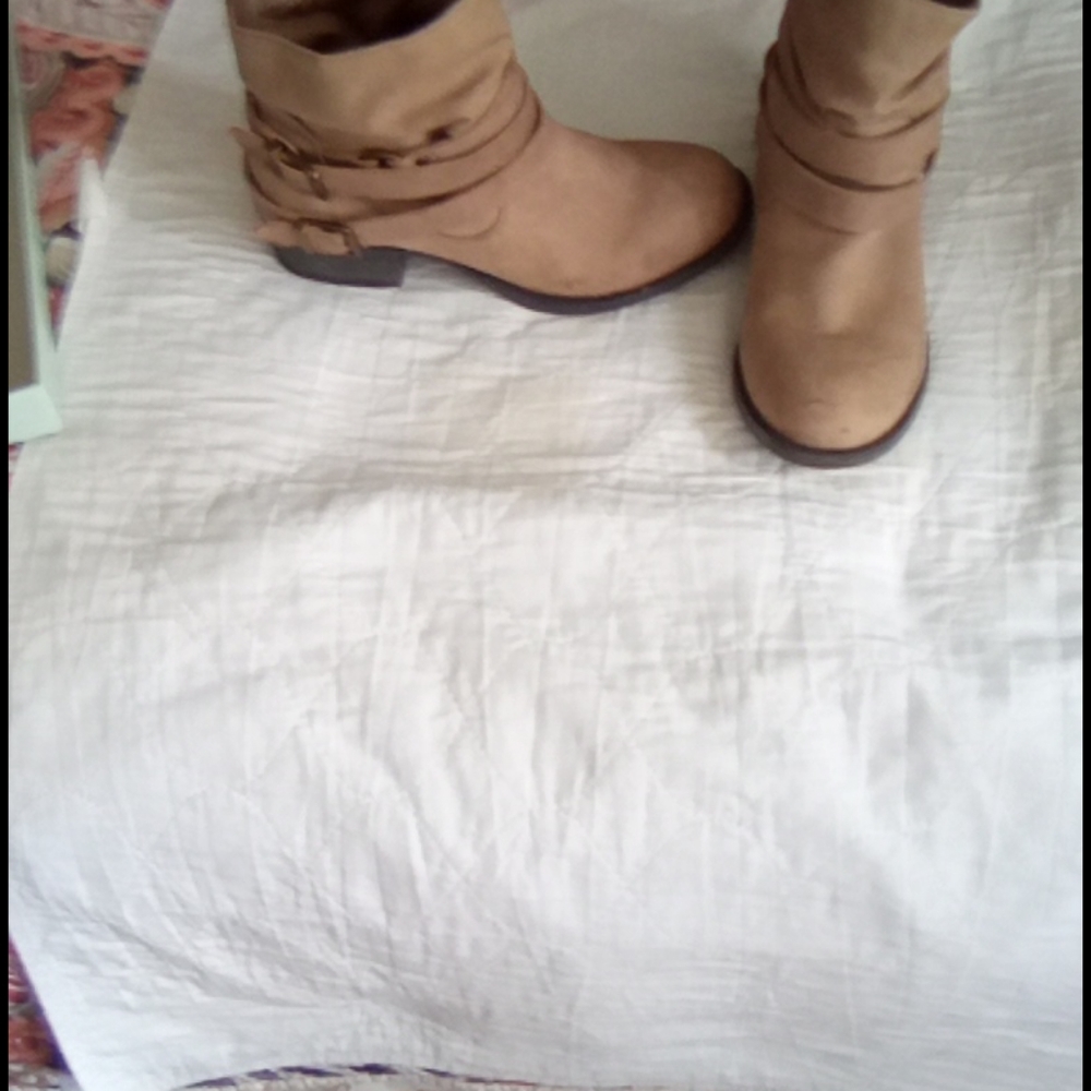 Boots - Picture 3 of 4